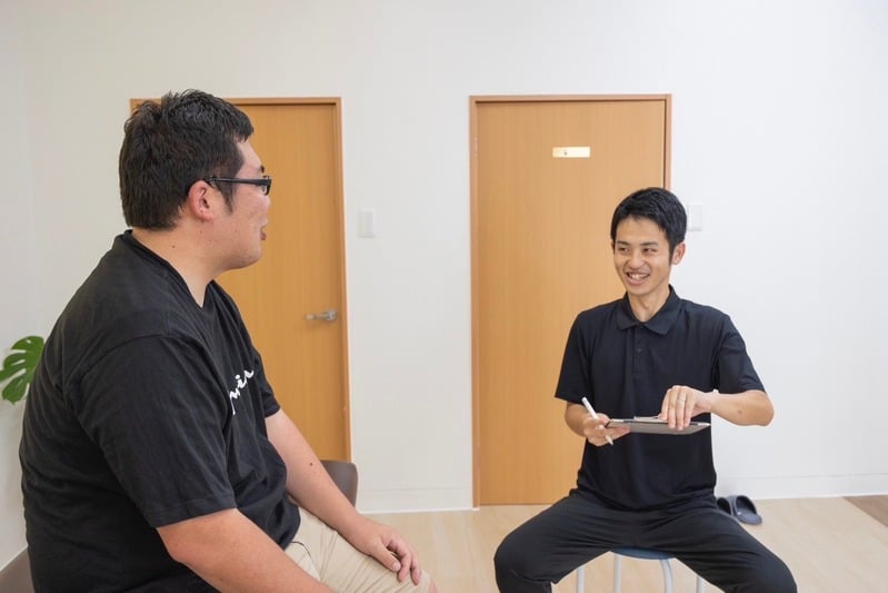 コンディションスタジオLUCK代表の津田航が丁寧に話を伺う様子
